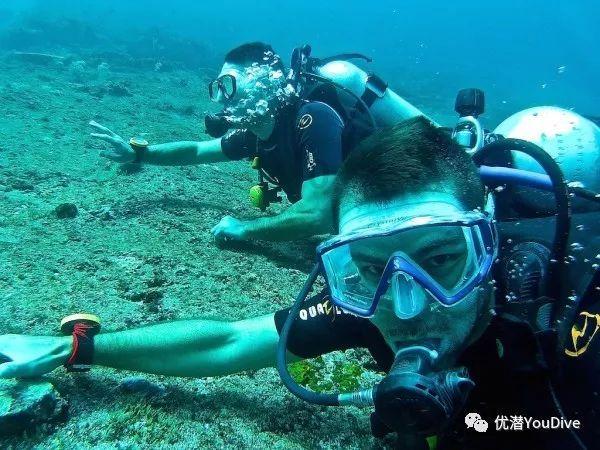 视频拍下辽宁营口某滑雪场缆车外悬挂一游客 景区：系个人操作失误导致 已救下